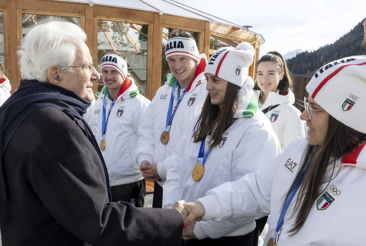 Il Presidente della Repubblica Sergio Mattarella con i vincitori dell'oro nello slittino al Villaggio Olimpico