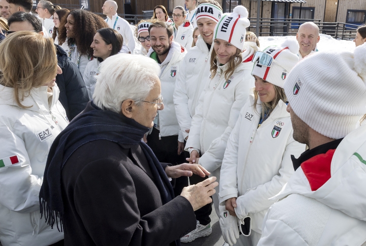 Il Presidente della Repubblica Sergio Mattarella con gli atleti al Villaggio Olimpico