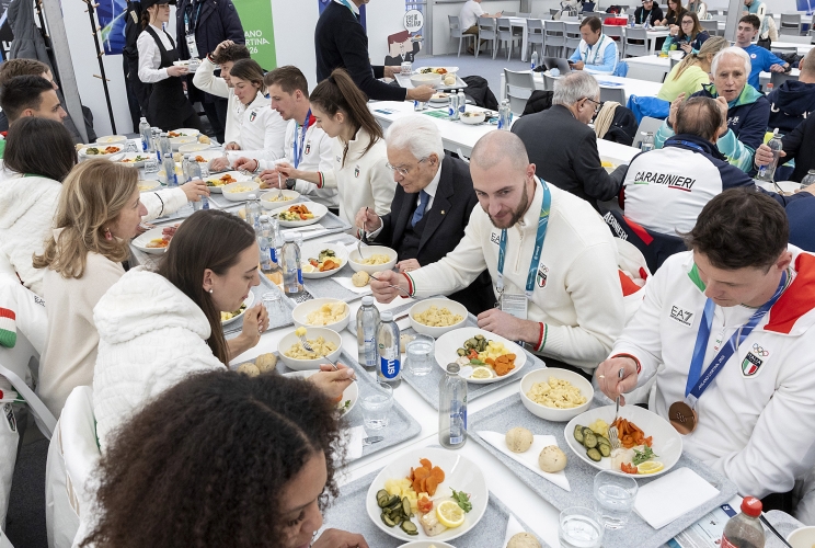 Il Presidente della Repubblica Sergio Mattarella pranza con gli atleti al Villaggio Olimpico