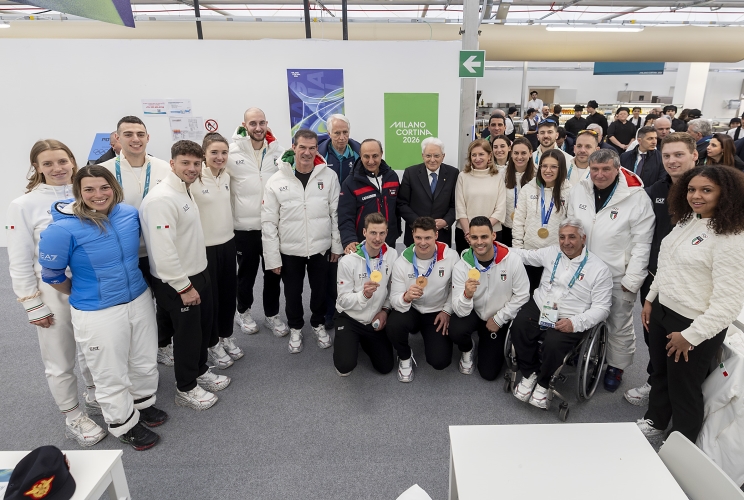 Il Presidente della Repubblica Sergio Mattarella con gli atleti italiani al Villaggio Olimpico