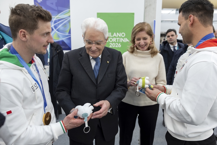 Il Presidente della Repubblica Sergio Mattarella e la Sig.ra Laura ricevono la mascotte dei giochi olimpici da Emanuel Rieder e Simon Kainzwaldner