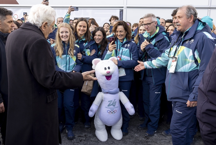 Il Presidente della Repubblica Sergio Mattarella saluta i volontari impegnati nei giochi olimpici