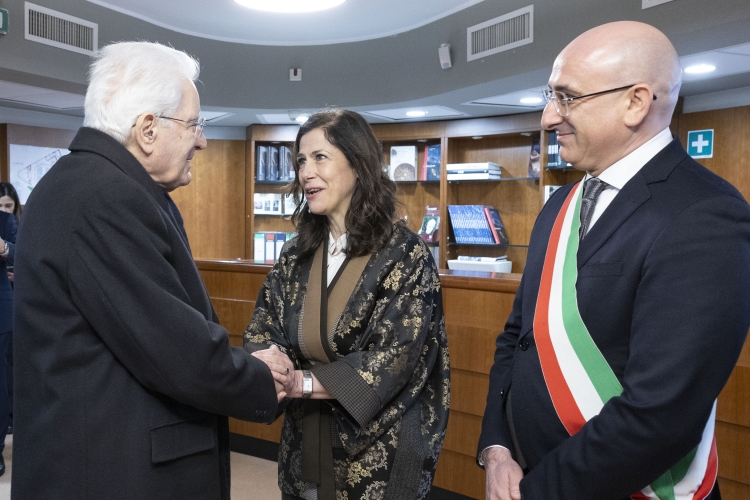 Il Presidente Sergio Mattarella con Alessandra Todde, Presidente della Regione Sardegna, e con Emiliano Fenu, Sindaco di Nuoro, in occasione delle celebrazioni per il centenario del conferimento del Premio Nobel a Grazia Deledda  