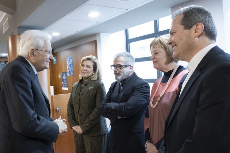 Il Presidente Sergio Mattarella con Seria De Giovanni, Presidente Associazione internazionale critici letterari, Marcello Fois Scrittore, Dino Manca, Professore associato di filologia della letteratura italiana presso l’Università di Sassari, Stefania Lucamante, Professoressa associata di Letteratura italiana contemporanea presso l’Università di Cagliari, in occasione delle celebrazioni per il centenario del conferimento del Premio Nobel a Grazia Deledda  
