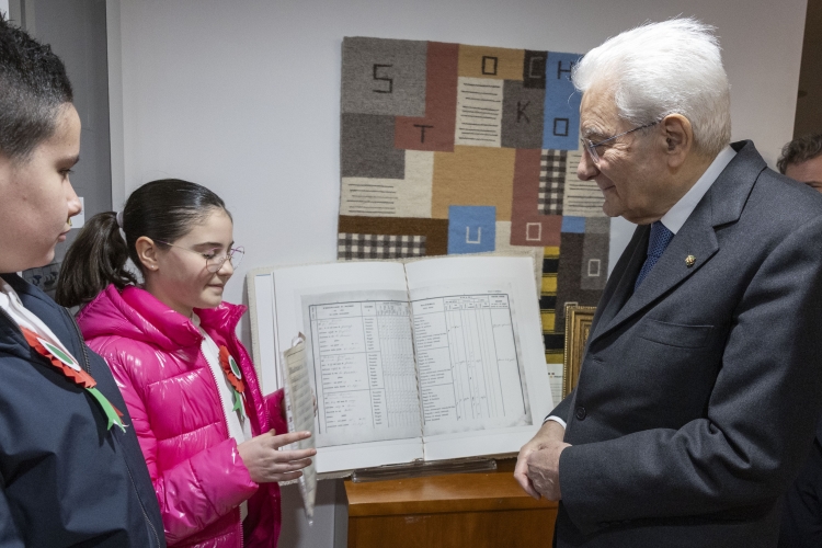 Il Presidente Sergio Mattarella con alcuni studenti dell’IC “Fernando Podda” di Nuoro che donano la copia del registro scolastico con i voti di Grazia Deledda 

