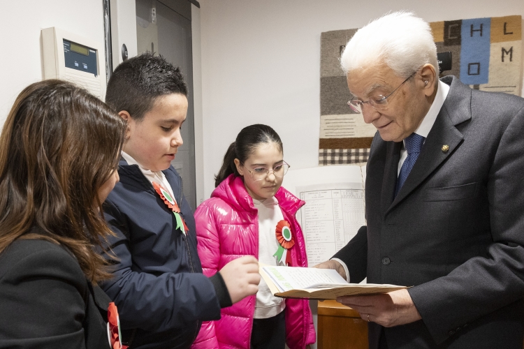 Il Presidente Sergio Mattarella con alcuni studenti dell’IC “Fernando Podda” di Nuoro che donano la copia del registro scolastico con i voti di Grazia Deledda 
