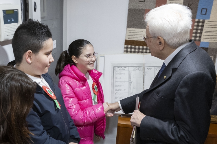 Il Presidente Sergio Mattarella con alcuni studenti dell’IC “Fernando Podda” di Nuoro che donano la copia del registro scolastico con i voti di Grazia Deledda 
