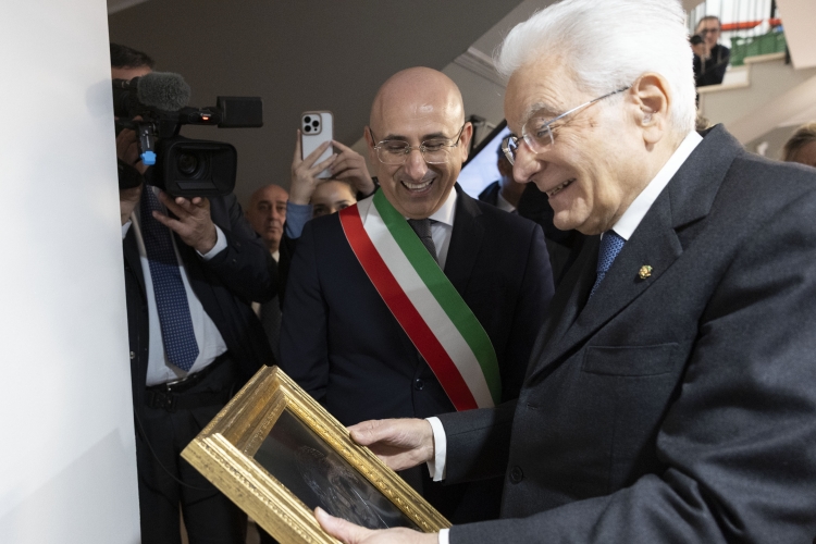 Il Presidente Sergio Mattarella con Emiliano Fenu, Sindaco di Nuoro, in occasione delle celebrazioni per il centenario del conferimento del Premio Nobel a Grazia Deledda  
