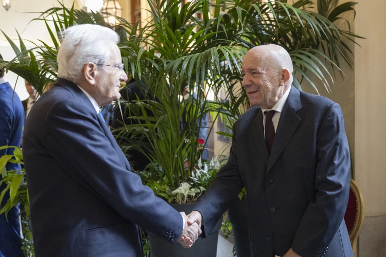 Il Presidente Sergio Mattarella saluta Gustavo Zagrebelsky, Presidente del Comitato Nazionale per le celebrazioni del centenario della morte di Piero Gobetti
