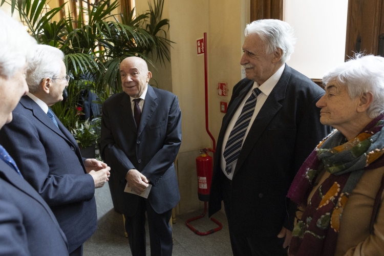 Il Presidente Sergio Mattarella con Gustavo Zagrebelsky, Presidente del Comitato Nazionale per le celebrazioni del centenario della morte di Piero Gobetti, Marco Revelli, Presidente del Centro Studi Piero Gobetti, Dora Marucco, Vice Presidente del Centro Studi Piero Gobetti
