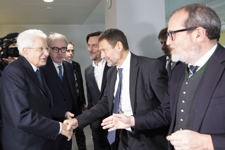 Il Presidente Sergio Mattarella con Andrea Malaguti, Direttore de “La Stampa” in occasione della visita alla redazione del quotidiano “La Stampa”
