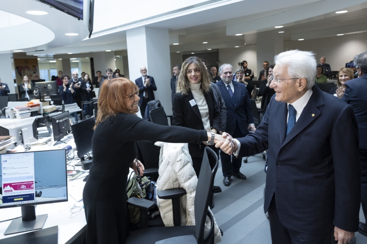 Il Presidente Sergio Mattarella con Andrea Malaguti, Direttore de “La Stampa” in occasione della visita alla redazione del quotidiano “La Stampa”
