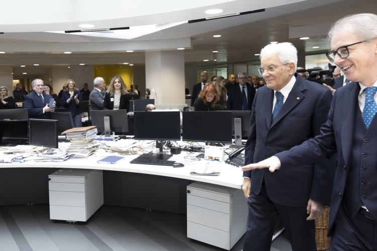 Il Presidente Sergio Mattarella con Andrea Malaguti, Direttore de “La Stampa” in occasione della visita alla redazione del quotidiano “La Stampa”
