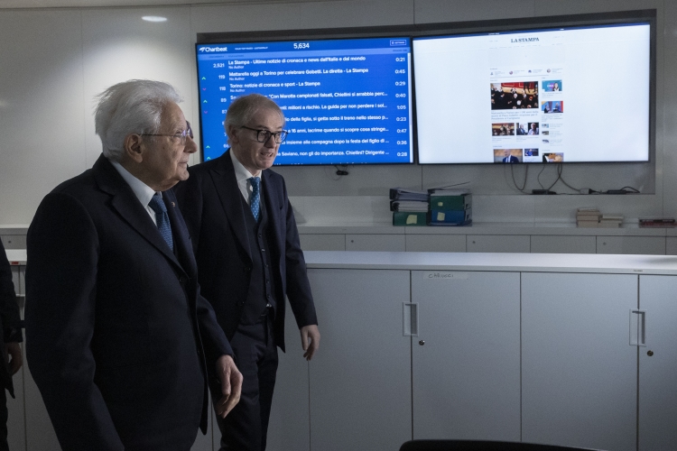 Il Presidente Sergio Mattarella con Andrea Malaguti, Direttore de “La Stampa” in occasione della visita alla redazione del quotidiano “La Stampa”
