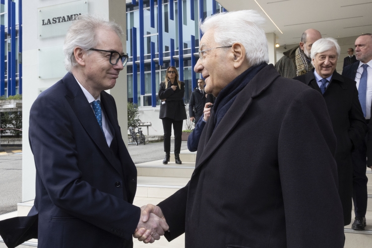 Il Presidente Sergio Mattarella con Andrea Malaguti, Direttore de “La Stampa” in occasione della visita alla redazione del quotidiano “La Stampa”
