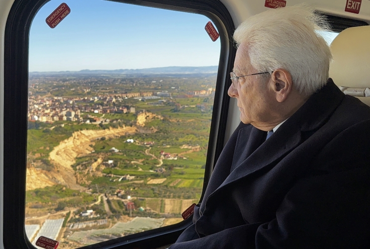 Il Presidente della Repubblica Sergio Mattarella sorvola la città di Niscemi