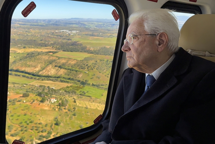Il Presidente della Repubblica Sergio Mattarella sorvola la città di Niscemi