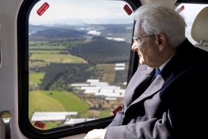 Il Presidente della Repubblica Sergio Mattarella sorvola la città di Niscemi