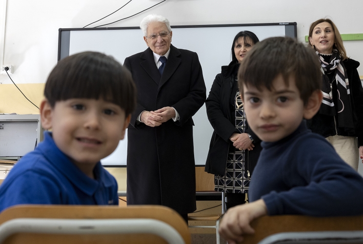 Il Presidente della Repubblica Sergio Mattarella nel corso della visita al plesso scolastico di Niscemi "Mario Gori"
