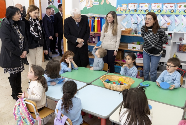 Il Presidente della Repubblica Sergio Mattarella nel corso della visita al plesso scolastico di Niscemi "Mario Gori"