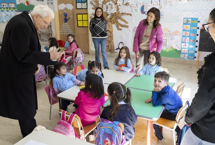 Il Presidente della Repubblica Sergio Mattarella nel corso della visita al plesso scolastico di Niscemi "Mario Gori"