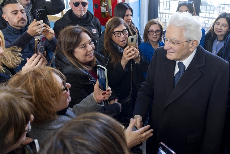 Il Presidente della Repubblica Sergio Mattarella nel corso della visita al plesso scolastico di Niscemi "Mario Gori"