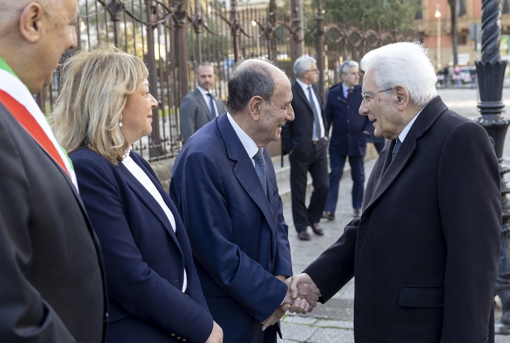 Il Presidente della Repubblica Sergio Mattarella accolto da Renato Schifani, Presidente della Regione Sicilia, Luisa Annunziata Lantieri, Vice Presidente dell’Assemblea Regionale Siciliana e Roberto Lagalla, Sindaco di Palermo, in occasione della cerimonia della IX Giornata dell’orgoglio dell’appartenenza all’Avvocatura e dell’accoglienza dei giovani avvocati