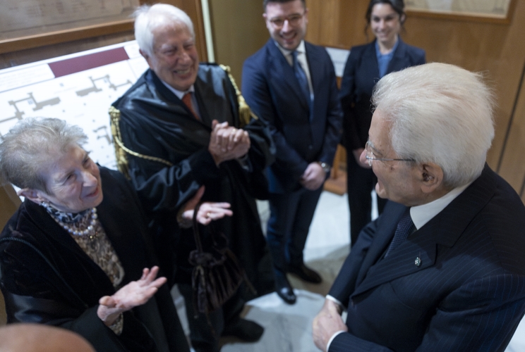 Il Presidente della Repubblica Sergio Mattarella con Avv. Isabella Casales Mangano, avvocato con sessantacinque anni di carriera professionale, Avv. Guido Corso, avvocato con sessant’anni di carriera professionale, Avv. Giuseppe Chiapparo, premiato “Toga d’oro” e Avv. Viviana Randazzo, premiata “Toga Bellavista”, in occasione della cerimonia della IX Giornata dell’orgoglio dell’appartenenza all’Avvocatura e dell’accoglienza dei giovani avvocati
