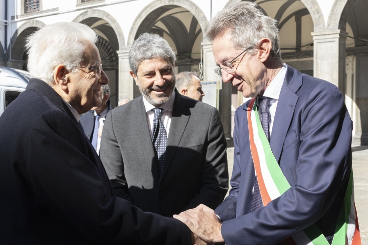 Il Presidente Sergio Mattarella accolto da Roberto Fico, Presidente della Regione Campania, e da Gaetano Manfredi, Sindaco di Napoli, in occasione della cerimonia d’inaugurazione dei corsi di formazione della Scuola Superiore della Magistratura
