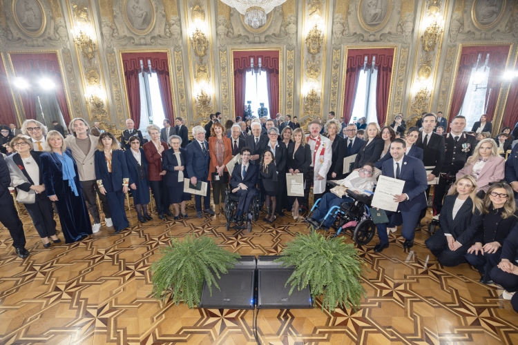 Il Presidente Sergio Mattarella con i nuovi insigniti dell’Ordine al Merito della Repubblica Italiana, alla cerimonia di consegna delle onorificenze conferite “motu proprio” a cittadini distintisi per atti di eroismo e impegno civile

