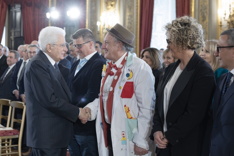 Il Presidente Sergio Mattarella nel corso dell'incontro con i nuovi insigniti dell’Ordine al Merito della Repubblica Italiana conferite “motu proprio” a cittadini distintisi per atti di eroismo e impegno civile
