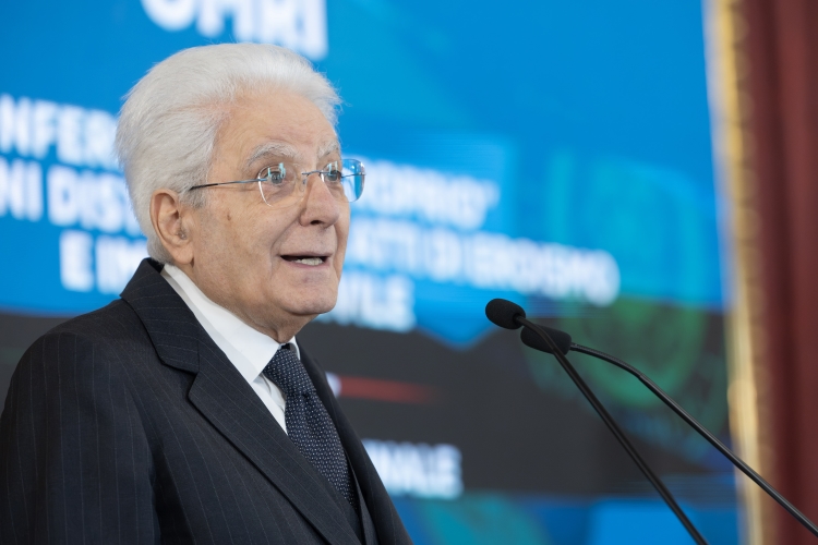 Il Presidente Sergio Mattarella nel corso della cerimonia di consegna delle onorificenze dell’Ordine al Merito della Repubblica Italiana conferite “motu proprio” a cittadini distintisi per atti di eroismo e impegno civile
