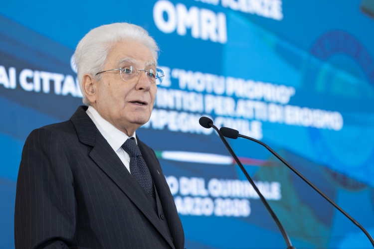Il Presidente Sergio Mattarella nel corso della cerimonia di consegna delle onorificenze dell’Ordine al Merito della Repubblica Italiana conferite “motu proprio” a cittadini distintisi per atti di eroismo e impegno civile