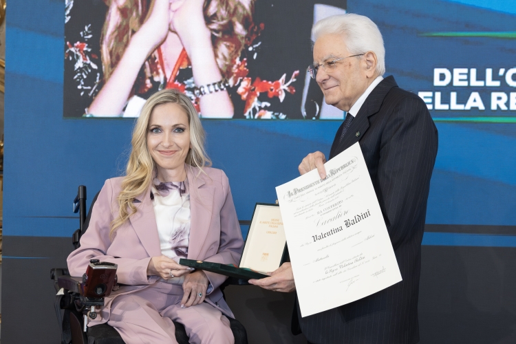 Il Presidente Sergio Mattarella consegna l'onorificenza di Cavaliere dell'Ordine della Repubblica Italiana a Valentina Baldini, conferita motu prop
