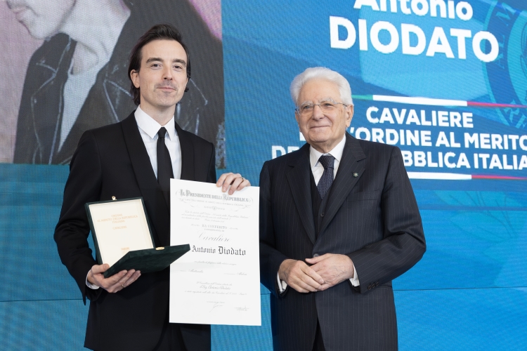 Il Presidente Sergio Mattarella consegna l'onorificenza di Cavaliere dell'Ordine della Repubblica Italiana a Antonio Diodato, conferita motu prop
