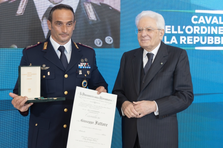Il Presidente Sergio Mattarella consegna l'onorificenza di Cavaliere dell'Ordine della Repubblica Italiana a Giuseppe Fattore, conferita motu prop
