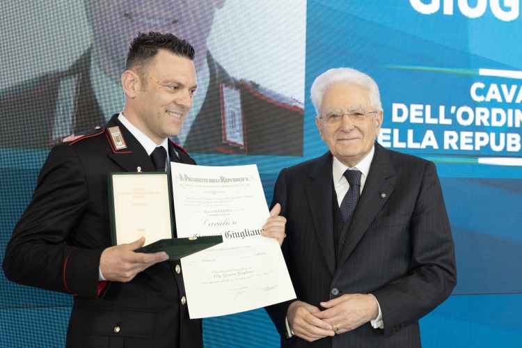 Il Presidente Sergio Mattarella consegna l'onorificenza di Cavaliere dell'Ordine della Repubblica Italiana a Giovanni Giugliano, conferita motu proprio
