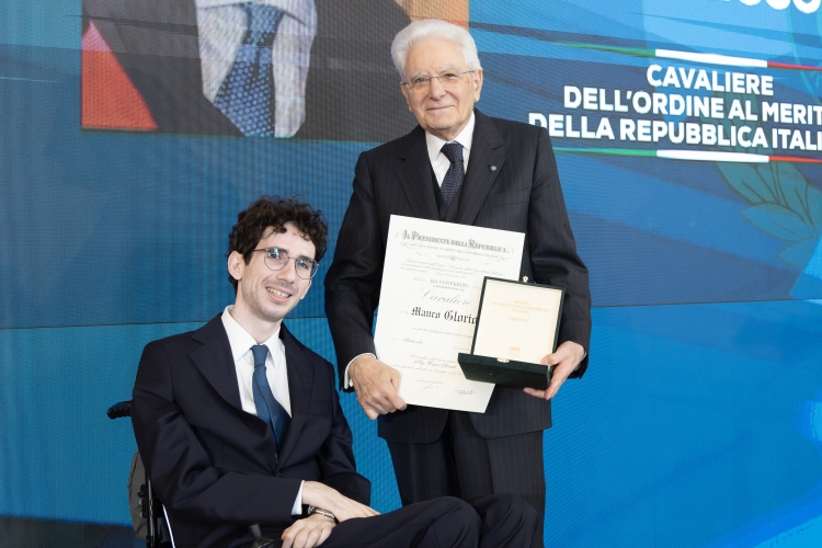 Il Presidente Sergio Mattarella consegna l'onorificenza di Cavaliere dell'Ordine della Repubblica Italiana a Mauro Glorioso, conferita motu proprio
