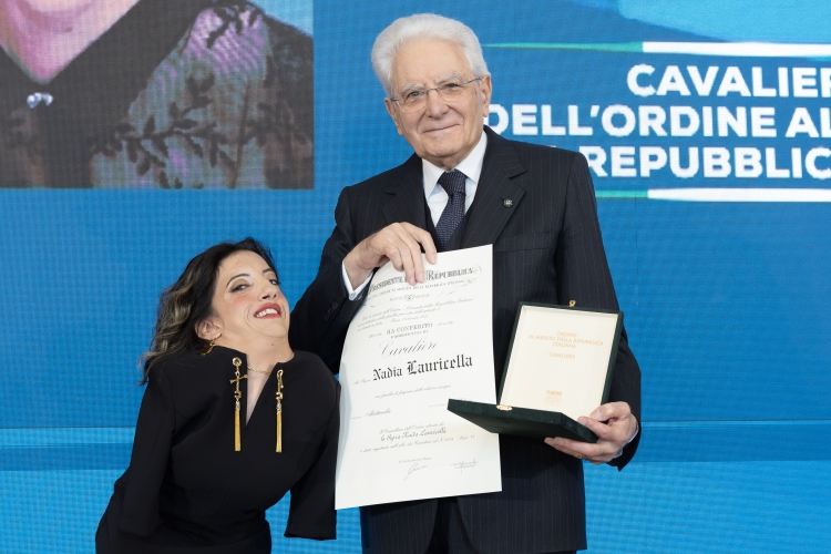 Il Presidente Sergio Mattarella consegna l'onorificenza di Cavaliere dell'Ordine della Repubblica Italiana a Nadia Lauricella, conferita motu proprio
