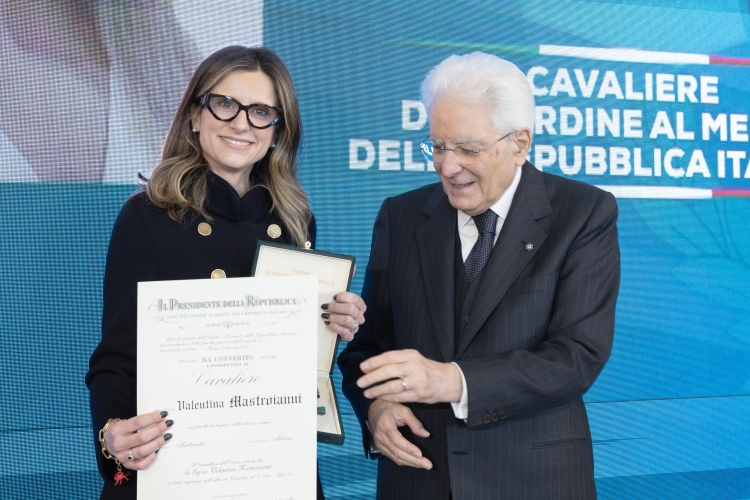 Il Presidente Sergio Mattarella consegna l'onorificenza di Cavaliere dell'Ordine della Repubblica Italiana a Valentina Mastroianni, conferita motu proprio
