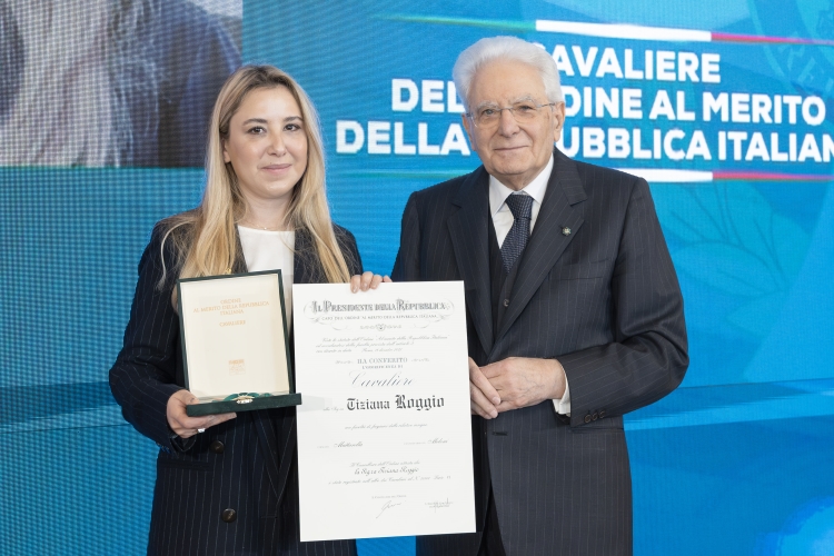 Il Presidente Sergio Mattarella consegna l'onorificenza di Cavaliere dell'Ordine della Repubblica Italiana a Tiziana Roggio, conferita motu proprio

