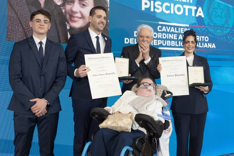Il Presidente Sergio Mattarella consegna l'onorificenza di Cavaliere dell'Ordine della Repubblica Italiana a Andrea Albano Sciarretta e Tahereh Pisciotta, conferita motu proprio
