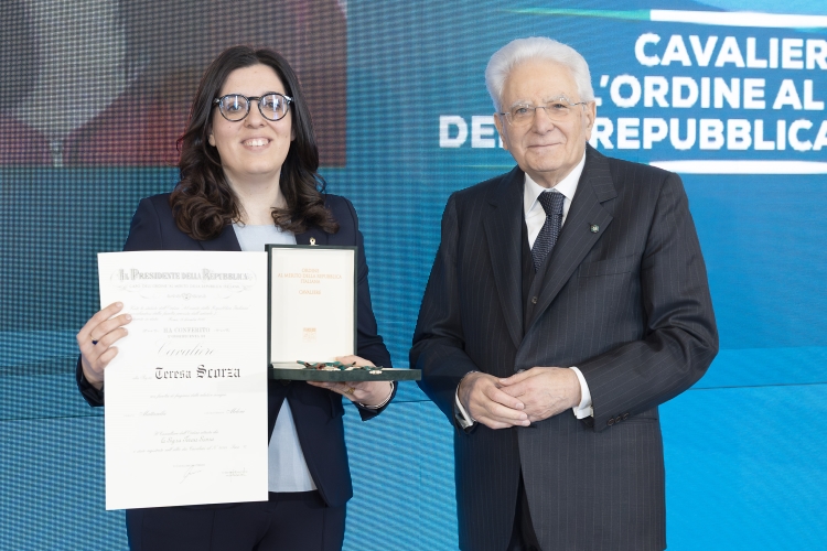 Il Presidente Sergio Mattarella consegna l'onorificenza di Cavaliere dell'Ordine della Repubblica Italiana a Teresa Scorza, conferita motu proprio
