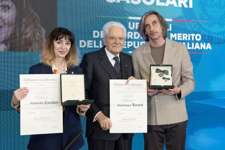 Il Presidente Sergio Mattarella consegna l'onorificenza di Ufficiale dell'Ordine al merito della Repubblica Italiana a Gianfranco Berardi e Gabriella Casolari, conferita motu proprio

