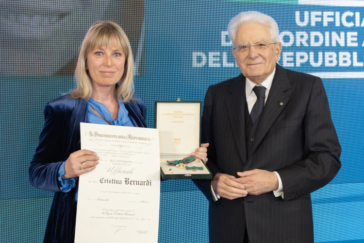 Il Presidente Sergio Mattarella consegna l'onorificenza di Ufficiale dell'Ordine al merito della Repubblica Italiana a Cristina Bernardi, conferita motu proprio
