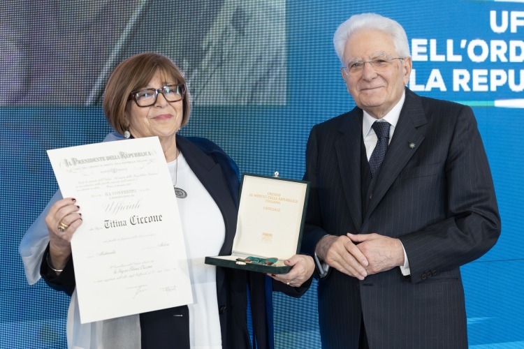 Il Presidente Sergio Mattarella consegna l'onorificenza di Ufficiale dell'Ordine al merito della Repubblica Italiana a Titina Ciccone, conferita motu proprio
