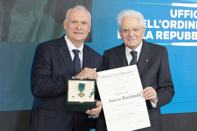 Il Presidente Sergio Mattarella consegna l'onorificenza di Ufficiale dell'Ordine al merito della Repubblica Italiana a Fabrizio Facchinetti, conferita motu proprio
