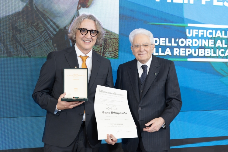Il Presidente Sergio Mattarella consegna l'onorificenza di Ufficiale dell'Ordine al merito della Repubblica Italiana a Sauro Filippeschi, conferita motu proprio
