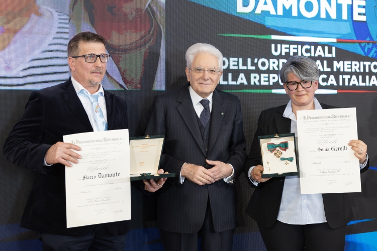 Il Presidente Sergio Mattarella consegna l'onorificenza di Ufficiale dell'Ordine al merito della Repubblica Italiana a Sonia Gerelli e Marco Damonte, conferita motu proprio
