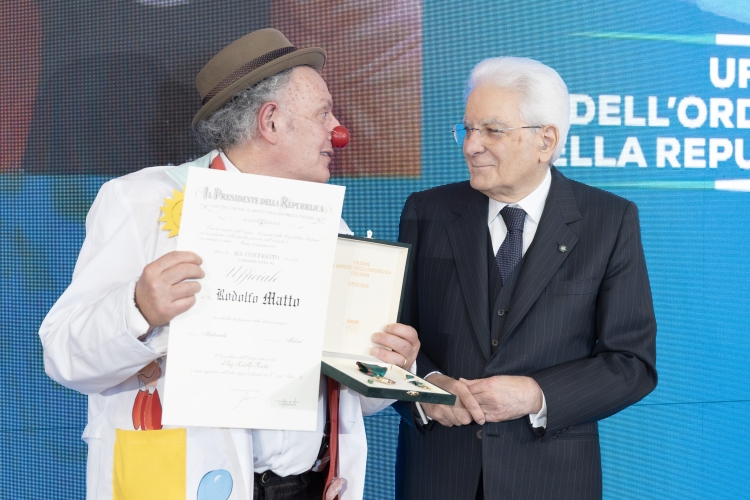 Il Presidente Sergio Mattarella consegna l'onorificenza di Ufficiale dell'Ordine al merito della Repubblica Italiana a Rodolfo Matto, conferita motu proprio
